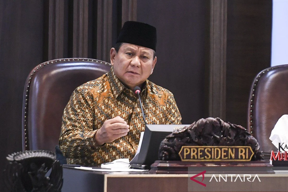 Seskab Teddy: Atas instruksi Presiden Prabowo, 253 ton logistik telah dikirim ke NTT