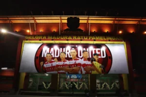 Tembok Kokoh Angga Saputro Bikin Thom Haye Frustrasi di Stadion Gelora Madura Ratu Pamelingan