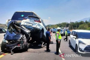 Tragedi Jalan Raya: Kecelakaan Beruntun 4 Kendaraan di Tol Slipi, Dua Orang Tewas